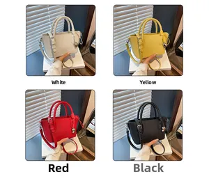 Vue détaillée des sacs seaux en cuir texturé en blanc, jaune, rouge et noir élégant