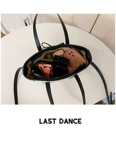 Vue verticale de l'intérieur du sac cabas noir et blanc avec compartiment zippé et objets