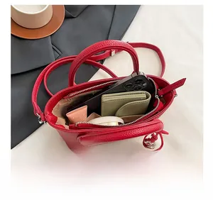 Vue de dessus d'un sac seau en cuir rouge montrant sa grande capacité intérieure