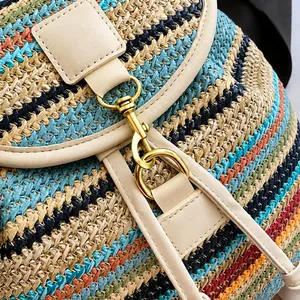 Détail du fermoir en métal doré vintage et de la texture tissée colorée du sac à dos