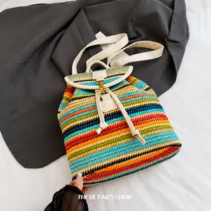 Gros plan détaillé du sac à dos tissé coloré avec sangles en cuir et boucle dorée