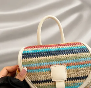 Gros plan sur la poignée en cuir blanc et la texture tissée colorée du sac à dos de plage