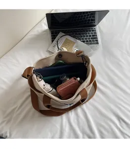 Détail de l'intérieur du grand sac fourre-tout en toile pour ordinateur et accessoires