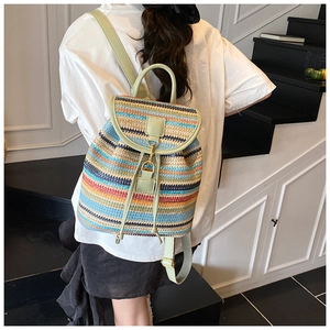 Détail du sac à dos tissé à rayures colorées avec garniture en cuir vert clair et boucles