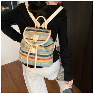 Vue arrière du sac à dos tissé à rayures avec lanières en cuir crème sur modèle