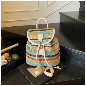 Détail du tissage rayé coloré avec des lanières en cuir blanc et des crochets dorés chics