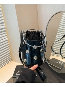Damen Nieten Beuteltasche Glänzendes PU Leder Metallring Griff Kordelzug Umhängetasche Trendy Y2K Punk Stil Handtasche