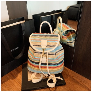 Vue détaillée du sac à dos tissé à rayures colorées avec garniture en cuir crème et métal doré
