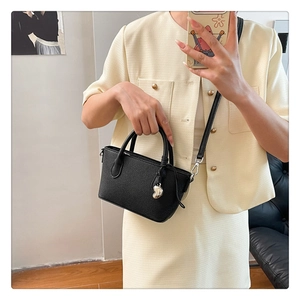 Selfie miroir montrant le sac seau noir motif litchi avec pendentif cœur argenté chic