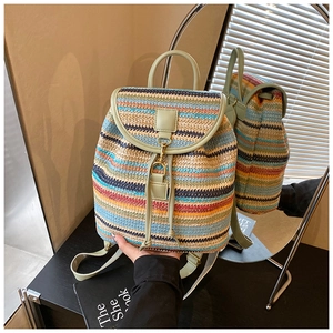 Détail du sac à dos tissé à rayures colorées avec garniture en cuir vert et boucles