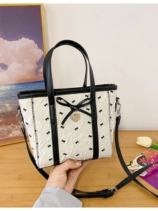 Sac Seau en Nylon pour Femme Douce Texture Gauffrée Imprimé Nœuds Sac Bandoulière Pendentif Cœur Sac à Épaule Sacoche Étudiant