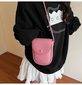 Détail de la pochette téléphone rose texture litchi avec rabat et bandoulière fine