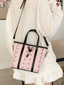 Sac fourre-tout en nylon rose avec motifs nœuds noirs et pendentif cœur en métal