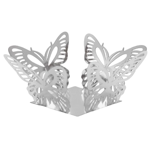 Détail du support papillon argenté découpé au laser avec finition en métal poli