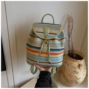 Détail du sac à dos tissé à rayures colorées avec poignée en cuir vert et fermoir métal