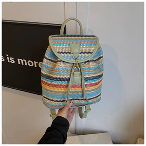 Détail d'un sac à dos tissé à rayures colorées avec garniture et poignée en cuir vert