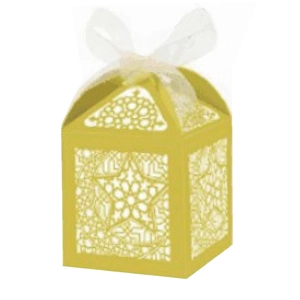 Goldene lasergeschnittene Geschenkbox mit Sternenmuster und weißer Organzaschleife