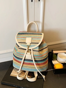 Sac à dos rayé en paille arc-en-ciel avec bretelles en cuir crème pour les vacances