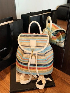 Sac à dos rayé tissé coloré avec sangles en cuir blanc pour un style de vacances d'été