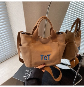 Détail du sac cabas en toile marron avec broderie TCT et bandoulière réglable