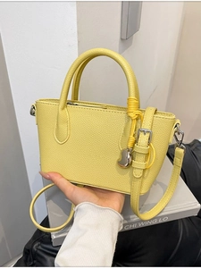 Sac seau jaune en cuir texturé avec charm coeur argenté et bandoulière réglable chic