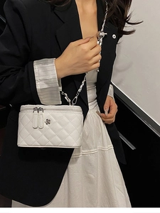 Sac bandoulière blanc matelassé avec fleurs argentées et double fermeture éclair