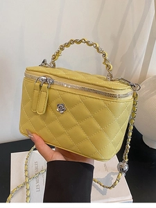 Petit sac seau jaune matelassé avec logo camélia et bandoulière chaîne dorée