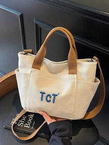Sac cabas minimaliste en toile avec broderie 3D et bandoulières marron réglables