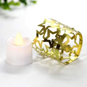 Dettaglio di lumino LED a luce calda con custodia dorata traforata a forma di stella