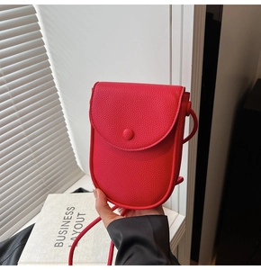 Gros plan du mini sac à bandoulière rouge en cuir grainé pour téléphone portable