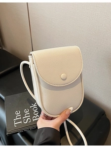 Petit sac bandoulière beige pour téléphone en cuir grainé avec base arrondie