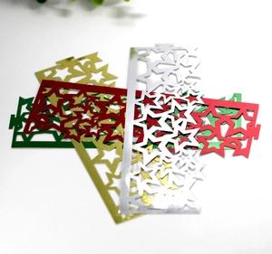Dettaglio di ghirlande a stelle metalliche cave in oro, argento, rosso e verde per feste