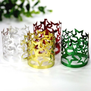 Dettaglio portatovaglioli a stella in finiture metalliche oro, argento, rosso e verde