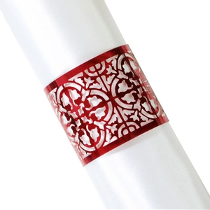 Detail eines lasergeschnittenen roten Serviettenrings mit Damastmuster und Metallglanz