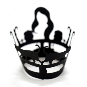 Schwarze Cupcake-Förmchen mit Laser-Cut-Design aus Katzen- und Prinzessinnen-Silhouetten