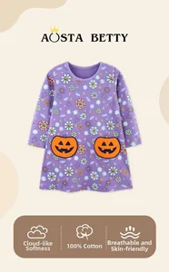 Détail d'une robe d'Halloween en coton avec poches citrouilles et motifs fantômes