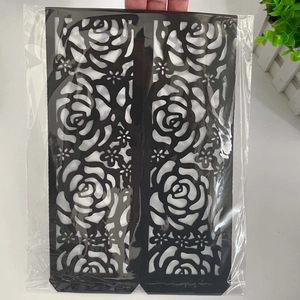 Κοντινό πλάνο με το μαύρο κάλυμμα κεριού laser-cut με λεπτομερή σχέδια από τριαντάφυλλα