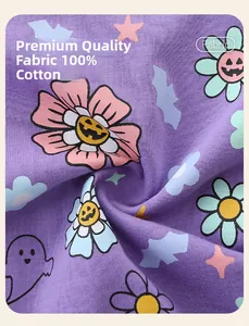 Détail du tissu 100% coton violet avec motifs festifs de citrouilles et fantômes d'Halloween