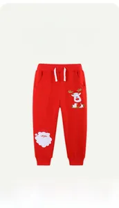 Détail du jogging rouge enfant avec broderie Père Noël et renne pour Noël