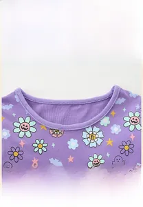 Détail de l'encolure ronde côtelée sur la robe d'Halloween en coton violet pour fillettes
