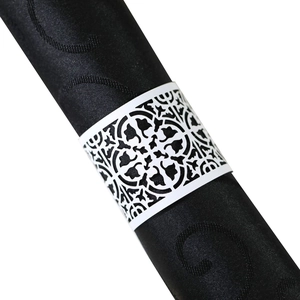 Detaillierter lasergeschnittener Serviettenring aus Papier mit Blumenmuster auf Satin