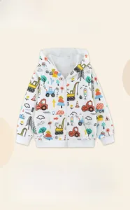 Détail de la veste à capuche enfant avec imprimés colorés de véhicules de chantier