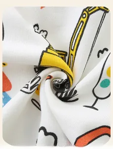Gros plan sur un tissu en maille de coton blanc avec imprimés de véhicules de chantier