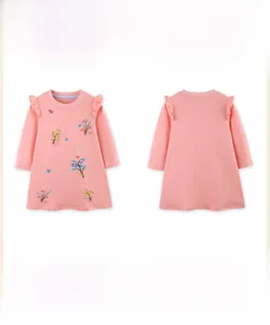 Vue détaillée d'une robe en maille rose avec broderie florale et manches à volants