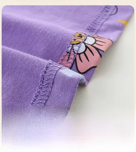 Détail macro d'une robe tricotée violette pour fille avec ourlet soigné à double aiguille