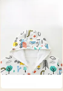 Détail d'une veste à capuche enfant montrant la doublure en maille et les motifs auto