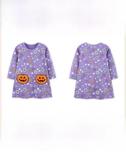 Détail de robe violette pour enfant à manches longues avec imprimé fantôme et citrouilles