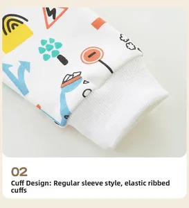 Détail des poignets en maille côtelée d'une veste à capuche pour garçon avec motifs