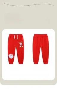 Vue détaillée du pantalon de Noël rouge avec broderies Père Noël et renne à l'avant et à l'arrière