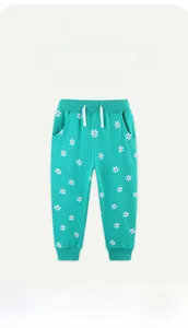 Détail du jogging fille vert menthe avec imprimé marguerites et taille à cordon blanc